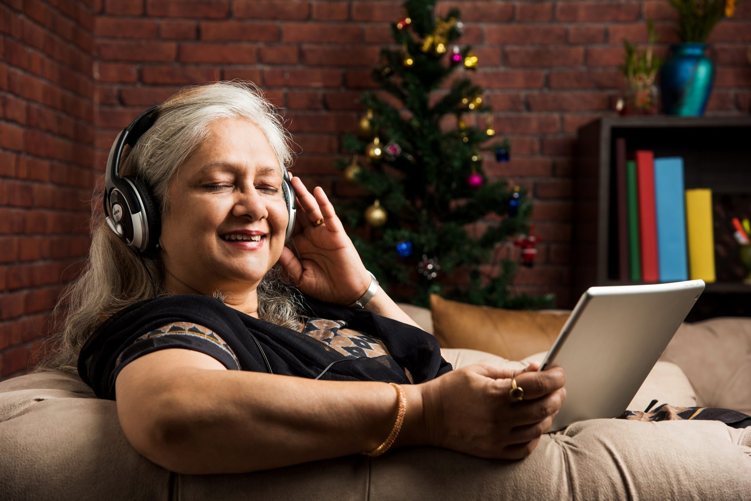 How can music therapy help seniors - Columbia Pacific